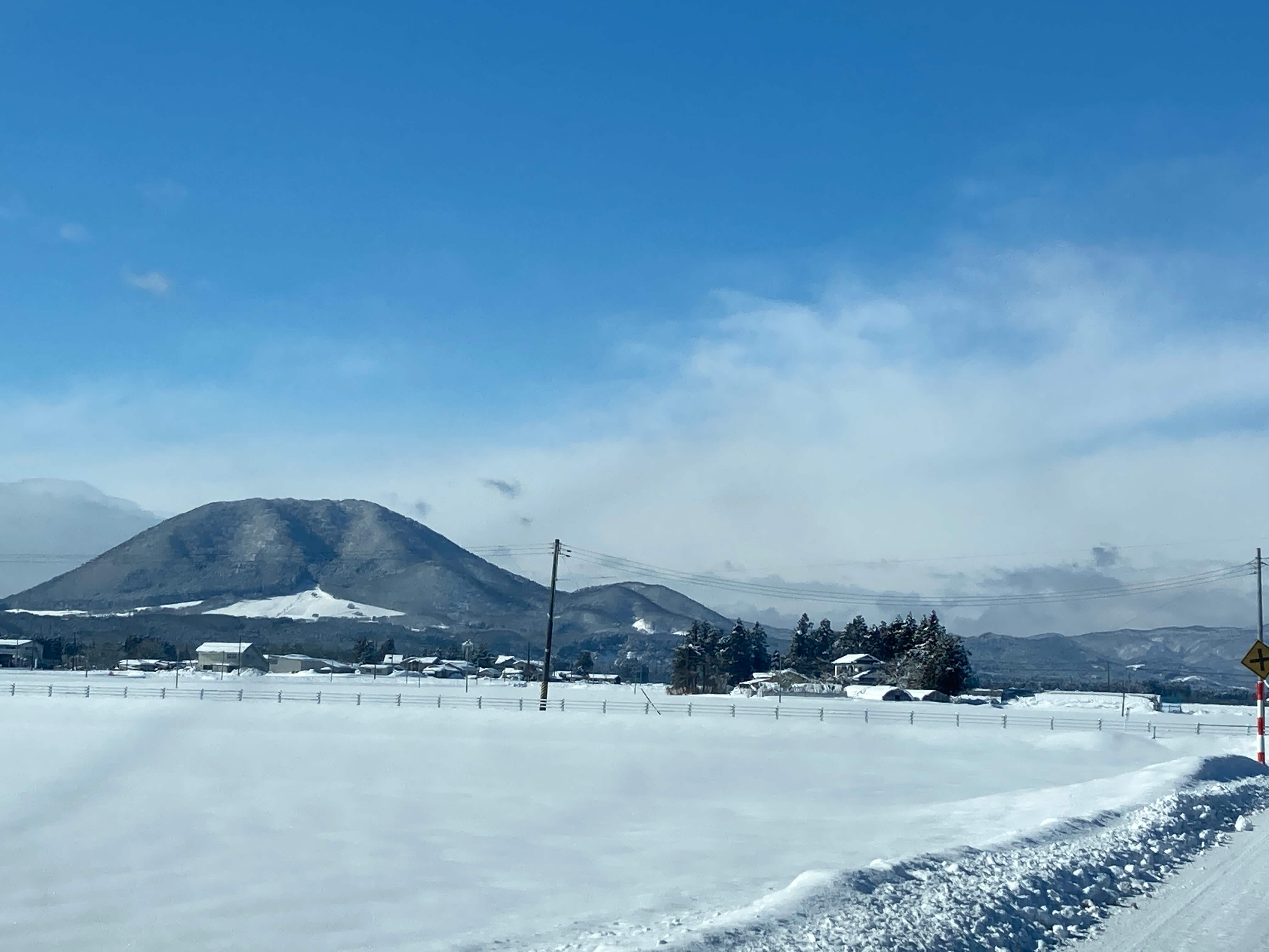 雪化粧をしたやくらい山