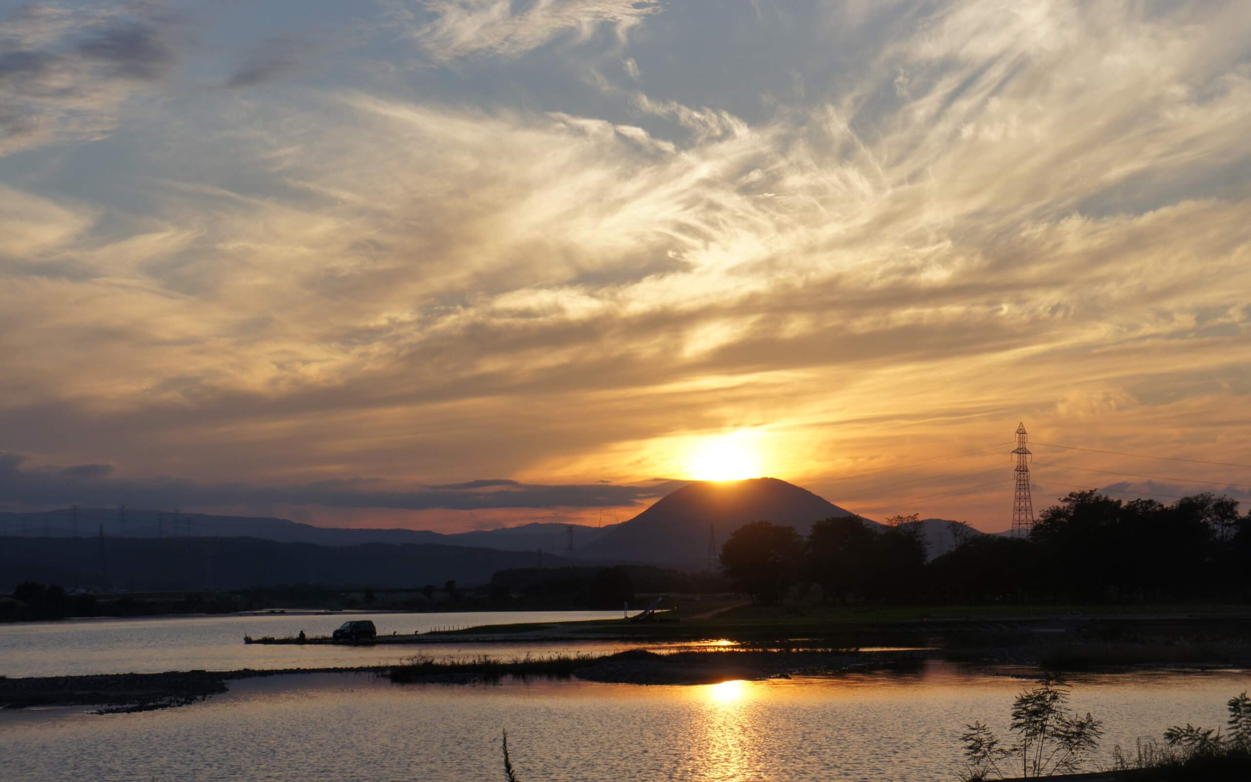 夕日が沈むやくらい山